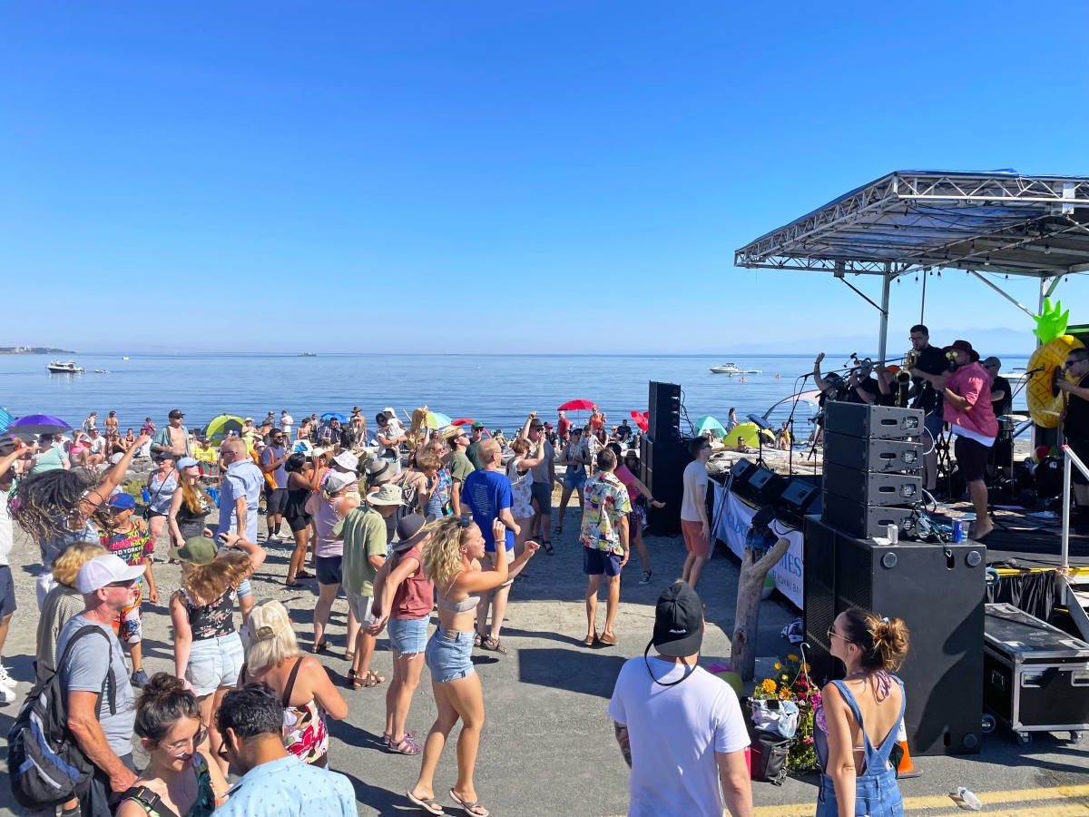 colwoods-eats-beats-beach-party